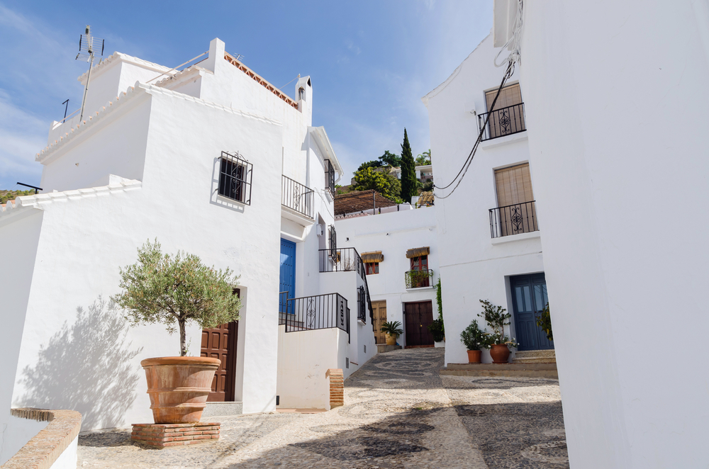 Germans, Brits, Scandinavians, and Russians are “retiring” to Spain and buying up villas, driving up prices and, according to Spaniards, ruining the atmosphere.