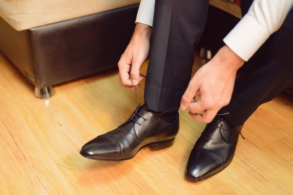 Shoes are one of the most important parts of the outfit, so visitors should bring high-quality, polished shoes.
