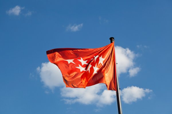 The red color of the Madrid Community flag represents the region of Castilla, and the stars stand for each of the seven administrative areas of the autonomous community.