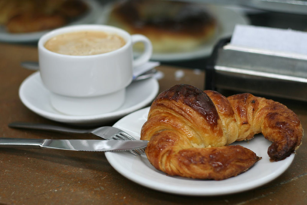 <i>El desayuno</i> typically includes a cup of coffee and a pastry.
