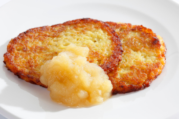 Kartoffelpuffer mit Apfelmus (Potato Pancakes with Applesauce)