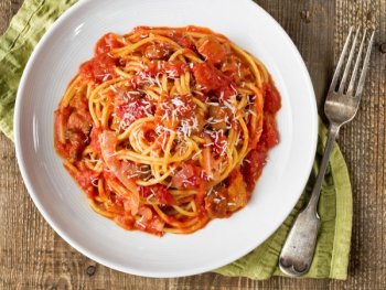 Bucatini all'Amatriciana (Pasta with Spicy Tomato Sauce)