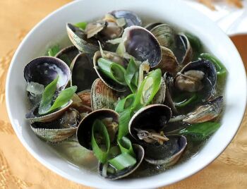 Tinolang Halaan (Clam Soup)